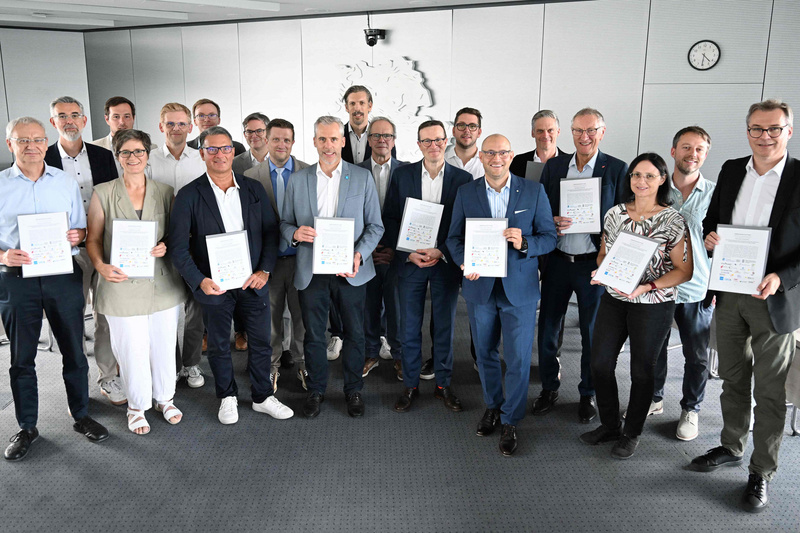 Gruppenfoto der Unterzeichnenden des „Memorandum of Understanding“